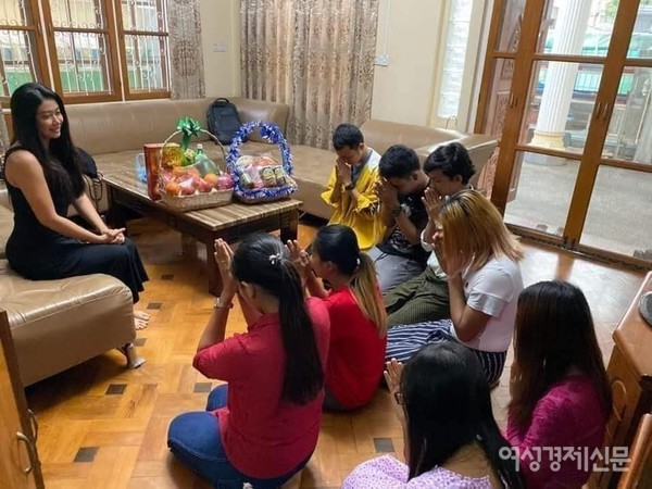 팬들이 유명배우 띤자윈쪼(Thin Zar Wint Kyaw)를 찾아가 예를 올리는 사진이 공개되었다. 존경하는 사람을 찾는 오랜 관습이다.