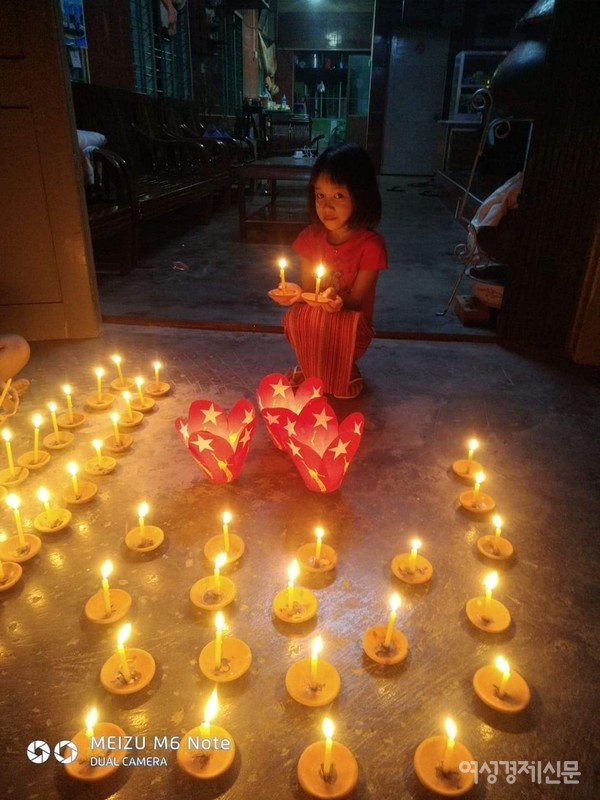 이 명절기간 밤에는 촛불과 등을 집안과 거리에 한가득 밝힌다. 불은 마음의 불순물을 태우는 의미를 지닌다.