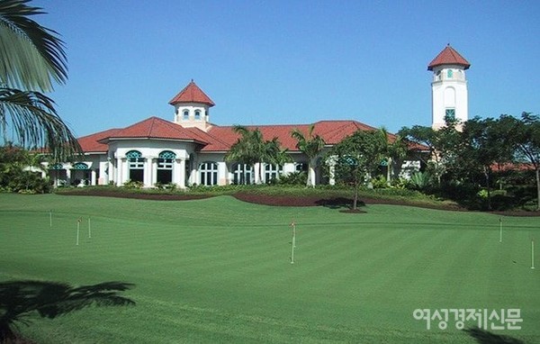 양곤에서 가장 손꼽히고 가장 비싼 펀라잉 골프클럽. PGA, 아시안 투어 등 국제대회가 이곳에서 열린다. 페어웨이가 깔끔하고 그린 스피드가 빠를 정도로 관리가 잘 되어 있다. 사진 위는 콘도에서 바라본 18홀. 그린이 섬처럼 되어 있어 파5 아일랜드 홀이라고 부른다.