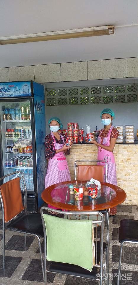 가장 역사가 긴 양곤 골프클럽. 1909년 영국이 만들었다. 사진 위부터 정문, 1번 홀 전경, 120번 모녀 캐디. 111년간의 클럽 운영자 캡틴을 적은 현판. 한국 컵라면도 파는 스낵코너. 이 클럽에는 전통적으로 3대를 잇는 캐디 가문이 있다. 캡틴 현판에는 4년간 이름이 없다. 일본 지배를 받은 시기였다.