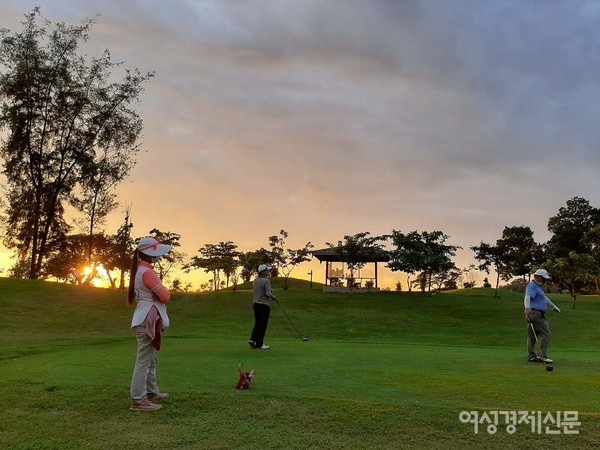 다곤 골프클럽. 작년 1월에 오픈하여 현대적인 느낌을 갖게 한다. 클럽하우스와 노을 속에서 경기를 하는 한국 교민들.