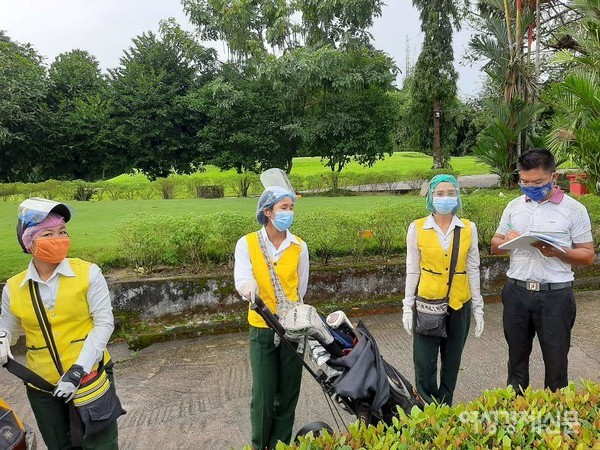 9마일 한인타운 바로 곁에 있는 미얀마 골프클럽에서 캐디들과 함께. 양곤 골프장은 펀라잉과 양곤 클럽을 제외하고 보통 총 50불 선의 비용이 든다.