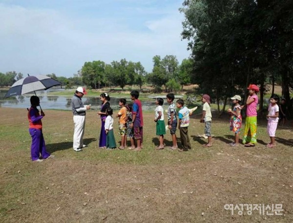 골프클럽 주변마을에는 캐디 등 대대로 일하는 가족들이 많다. 어릴 때 클럽을 놀이터로 삼고 자란다. 15세가 넘으면 공을 줍는 일부터 한다. 저녁에는 골프도 배운다. 실제 미얀마 프로골퍼 중에는 캐디 출신이 많은 편이다. 구경하러 온 동네아이들에게 선물을 주는 한국의 관광객 모습. 앞으로 비대면 시대에는 한 도시에 오래 머무는 장기여행이 될 것이고, 골프도 그 여행에 중요한 운동으로 자리매김될 것이다.