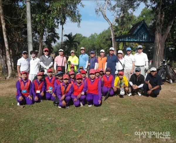 양곤 외곽에서는 평일날 손님이 없어 8명이 동시에 플레이가 가능하다. 우산 캐디, 백 캐디 총 24명이 한 홀씩 옮겨다니며 경기를 하는 이색적인 모습도 있다.