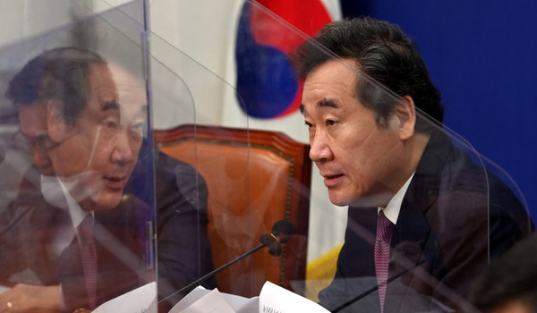 더불어민주당이 권리당원 투표 결과를 토대로 하여 내년 4월 치러지는 서울부산보궐선거에서 후보를 내기로 결정하자 이를 비난하는 목소리가 드높다. 더불어민주당 이낙연 대표가 2일 오전 서울 여의도 국회에서 열린 최고위원회의에서 발언하고 있다. /연합뉴스