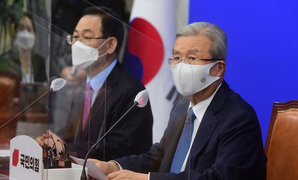 국민의힘 김종인 비상대책위원장이 1일 국회에서 열린 민주당 '손바닥 뒤집기' 몰염치 공천 규탄 긴급기자간담회에서 발언하고 있다. /연합뉴스