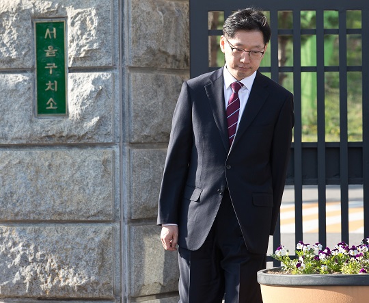 김경수 경남도지사의 ‘드루킹 댓글조작 사건’ 항소심 선고가 11월 6일 내려질 예정이다. 김 지사가 만약 무죄를 선고받는다면 민주당의 새로운 대권 주자로 급부상할 것으로 예상된다. 구속 77일 만에 보석으로 풀려난 김경수 경남도지사가 2019년 4월 17일 오후 경기 의왕 서울구치소를 나서고 있는 모습. /사진=임준선 기자