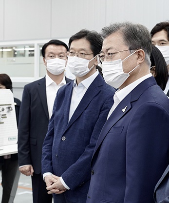  9월 17일 문재인 대통령이 스마트그린 산업단지 핵심인 경남 창원을 찾아 한국판 뉴딜을 격려한 자리에 김경수 경남도지사(가운데)가 함께했다. /사진=청와대 제공