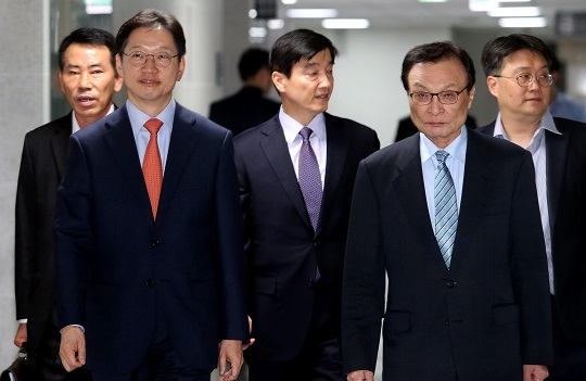 이해찬 전 더불어민주당 대표(앞줄 오른쪽)와 김경수 경남도지사(앞줄 왼쪽)가 2019년 10월 28일 오후 국회 의원회관에서 열린 더불어민주당-경상남도 예산정책협의회에 참석하고 있다. 김 지사가 만약 이번 항소심에서 무죄를 선고받는다면 민주당 대권주자로서 이해찬 전 대표의 조직적인 지원을 받을 가능성이 있다. /사진=박은숙 기자