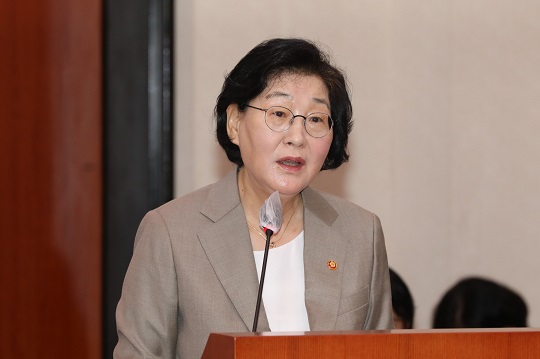 3일 오전 국회에서 열린 여성가족위원회 전체회의에서 이정옥 여가부 장관이 업무보고를 하고 있다. /사진=박은숙 기자