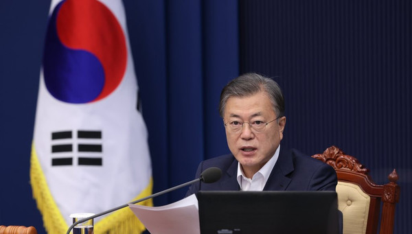 문재인 대통령이 3일 오전 청와대에서 국무회의를 주재하고 있다. /연합뉴스