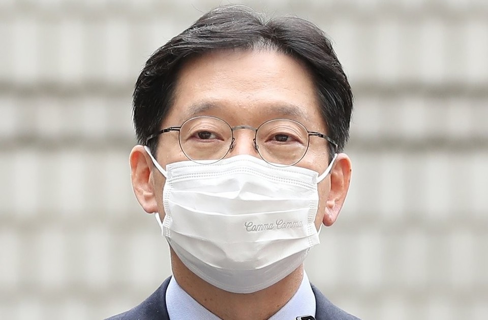 댓글 여론조작 혐의로 1심에서 유죄를 선고받은 김경수 경남지사가 6일  서울 서초구 서울고등법원에서 열린 항소심 선고공판 출석을 위해 법정으로 향하며 취재진 질문에 답하고 있다. /연합뉴스