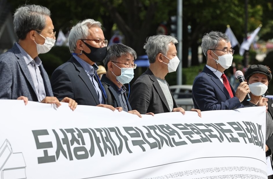 지난 9월 24일 서울 청와대 분수대 앞에서 도서정가제 사수를 위한 출판·문화계 공동대책위원회 관계자들이 도서정가제 폐지에 반대하는 기자회견을 하고 있다. / 연합뉴스