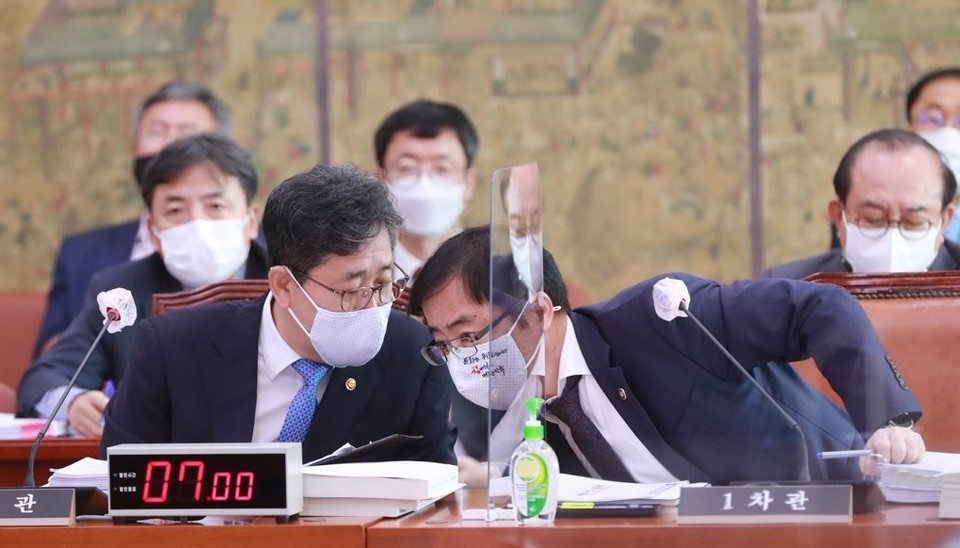 박양우 문화체육관광부 장관(왼쪽)과 오영우 1차관이 지난달 7일 국회 문화체육관광위원회에서 열린 문화체육부 등 소속기관 국정감사에서 대화를 나누고 있다. / 연합뉴스