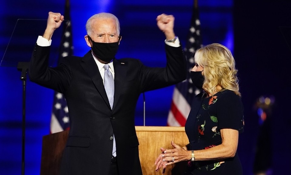 조 바이든 당선인이 승리 연설에서 “우리의 상대편을 적으로 취급하면 안 된다. 우리는 모두 미국인”이라며 ‘통합’을 거듭 강조했다. 사진은 7일(현지시간) 델라웨어주 윌밍턴에서 승리를 선언하는 연설을 마친 뒤 부인 질 바이든 여사(오른쪽)가 지켜보는 가운데 두 손을 들어올리고 있는 바이든 당선인의 모습. /연합뉴스