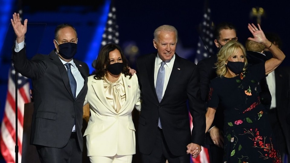 카멀라 해리스 미국 민주당 부대통령 당선인이 지난 7일(현지시간) 가졌던 승리 연설이 많은 이들에게 감동을 선사하고 있다. 해리스 당선인은 특히 여성과 인종 간의 유대를 강조해 눈길을 끌었다. 사진은 조 바이든 미국 민주당  대통령 당선인(오른쪽 두번째) 부부와 카멀라 해리스(왼쪽 두번째) 부부의 모습. /연합뉴스