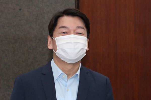 안철수 국민의당 대표의 신당 창당 제안에 국민의힘은 시큰둥을 넘어 무시하는 수준의 반응을 보이고 있다.  안철수 대표가 9일 오전 서울 여의도 국회에서 열린 최고위원회의에 참석하고 있다./연합뉴스