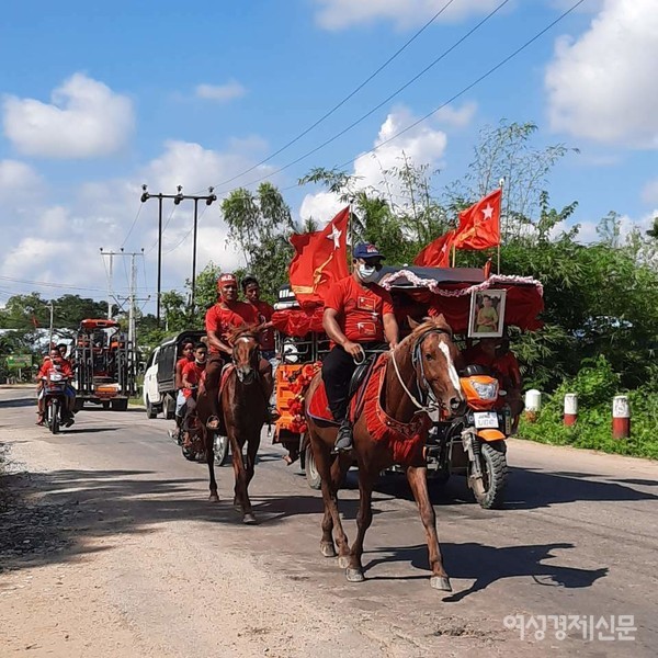 시골마을의 선거 유세 모습. 이번 선거는 상원 161명, 하원 315명을 선출했다. 