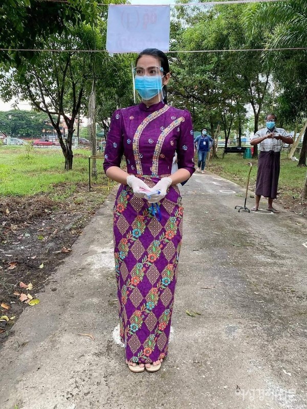 선거 관련 뉴스를 담은 9일자 미얀마 신문들(위). 집권 5년을 평가하는 이번 선거에는 젊은 층들의 투표율도 높았다. 