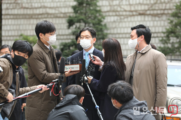 지난 6일 오후 김경수 경남지사(가운데)가 드루킹 사건 항소심 선고공판에 참석하기 위해 서울고등법원에 들어서던 중 기자들의 질문에 답하고 있다. 김 지사는 이번 항소심에서 실형을 선고받으면서 차기 대선 도전이 사실상 어려워졌다. /사진 =이종현 기자