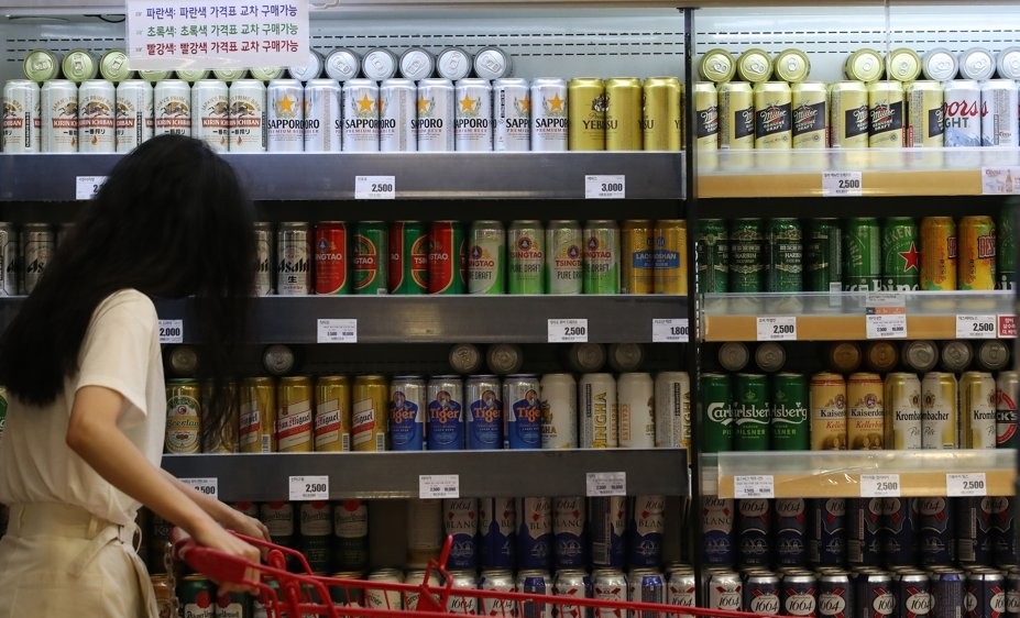 서울의 한 대형마트에서 소비자가 맥주를 고르고 있다. / 연합뉴스