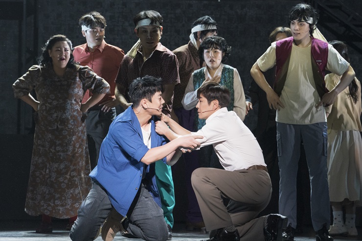 극중에서 테이가 맡은 박한수는 야학교사이자 시민군을 조직하는데 기여한 윤이건과 '무장투쟁'에 관한 내용으로 대립한다. / 사진 라이브(주),극공작소 마방진