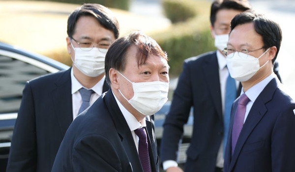 윤석열 검찰총장(가운데)이 한 여론조사 기관의 차기 대통령 후보 지지도 조사에서 1위를 차지하자 여야가 엇갈린 반응을 내놓고 있다. 지난 10월 29일 오후 대전 지역 검사들과의 간담회를 위해 대전지방검찰청에 도착해 강남일 대전고검장(왼쪽), 이두봉 대전지검장과 인사를 나눈 뒤 건물로 향하고 있는 윤석열 총장. /연합뉴스