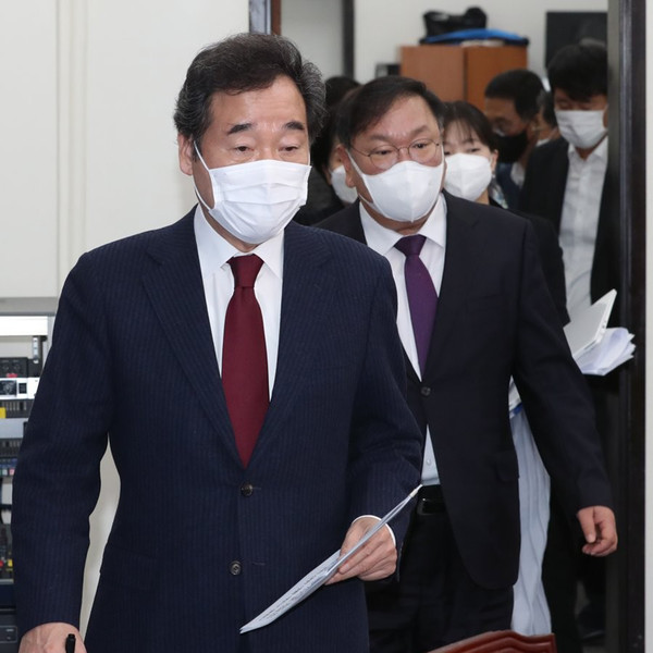 윤석열 검찰총장의 여론조사 1위 등극에 대해 여권에서는 '반짝 효과'에 불과하다며 의미를 폄하하고 있다. 13일 오전 서울 여의도 국회에서 열린 최고위원회의에 입장하고 있는 더불어민주당 이낙연 대표(왼쪽)와 김태년 원내대표. /연합뉴스