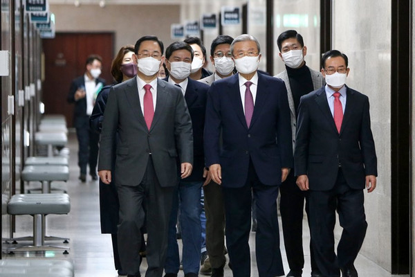 윤석열 검찰총장의 대선주자 지지도 1위 등극에 이렇다할 대권주자가 없는 국민의힘은 자존심이 상했다. 김종인 비상대책위원장(앞줄 가운데)과 주호영 원내대표(앞줄 왼쪽), 비상대책위원들이 12일 오전 서울 여의도 국회에서 열린 비상대책위원회의에 참석하고 있다. /연합뉴스