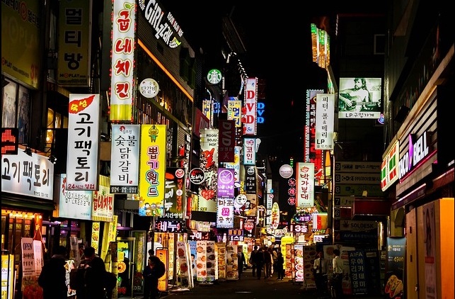 코로나 사태 이후 자영업 폐업이 급격히 늘어나고 있다. 특히 가맹점포 수와 매출에 의해 수익이 좌우되는 프랜차이즈 산업의 타격이 극심해지고 있다.  프랜차이즈 업소 간판이 즐비한 서울시내 골목 야경./ 사진 = 픽사베이