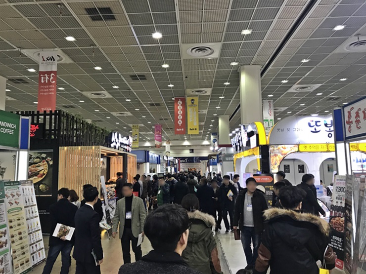 매년 전국에서 진행되는 '프랜차이즈 창업박람회'에는 프랜차이즈 가맹본사, 점포 설비, 서비스 업체 등 다양한 창업 관련 업체가 참가해 프랜차이즈 창업에 대한 정보뿐만 아니라 변화하는 창업 트렌드를 파악하는 데 도움을 준다. / 이경희