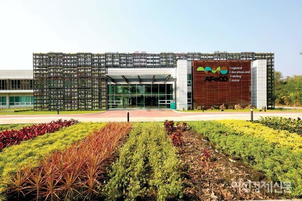 한국이 유일하게 주도해가는 국제협력기구 아포코 교육센터가 미얀마 양곤 교외에 있다. 회원국 미얀마 정부가 부지를 제공하고 한국의 건축기술로 완공되어 2018년 1월 오픈했다. 기구 사무국은 서울 여의도에 있다. 이곳에서 회원국의 산림에 관한 전문인들을 키워낸다. 