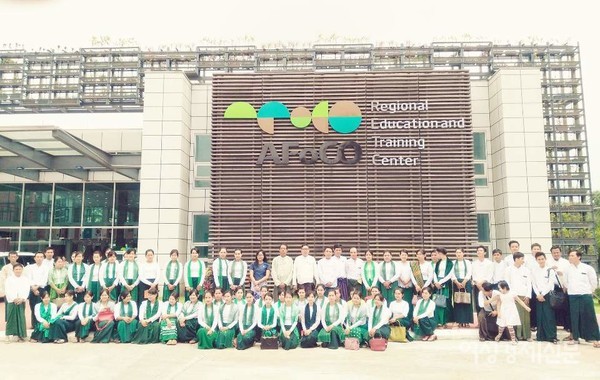 센터에서 단기 교육 프로그램에 참여한 공무원, 대학생, 지역지도자들. 한국의 산림관리와 기술, 재해예방, 주민이 참여하는 산림관리 등을 배우게 된다. 15개 회원국의 산림 정보도 교환되는 곳이다.