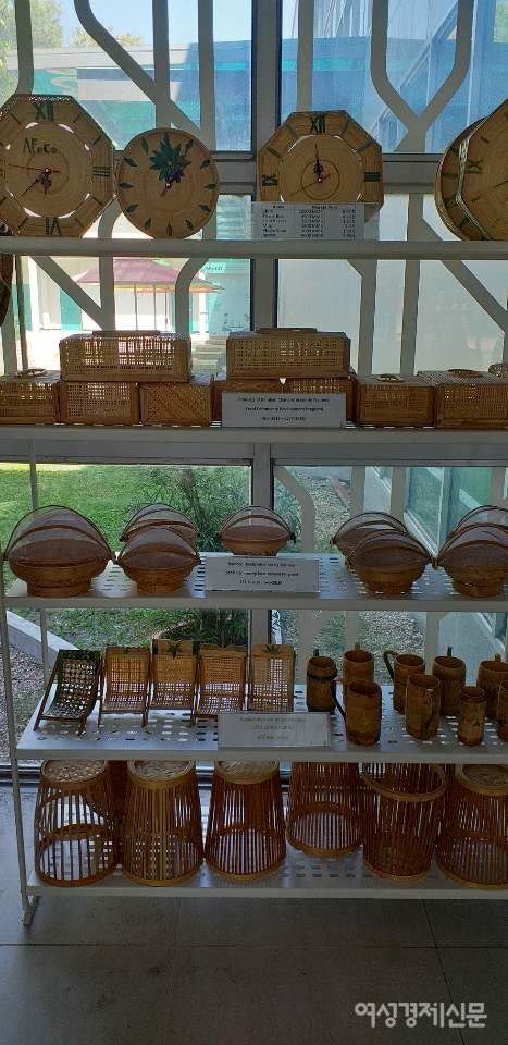 센터 본관 안에 설치된 산림에 관한 안내 코너. 15개 회원국의 산림에 관한 현안들과 모습을 볼 수 있다. 아시아는 숲속에 사는 주민들이 많기 때문에 생태계를 파괴하지 않고 소득을 올리는 교육도 필요하다. 각 나라의 전문도서를 모으는 일도 진행 중이다. 사진 맨 아래는 교육생들이 직접 만든 대나무 공예품. 