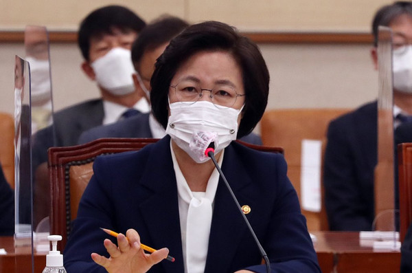 추미애 법무부 장관에 대한 논란이 정치권에서 끊임없이 터져나오고 있는 가운데 추 장관이 '자기 정치'를 위해 이런 논란을 부추기고 있다는 시각도 있다. 추 장관이 16일 오전 서울 여의도 국회에서 열린 법제사법위원회 전체회의에 출석해 의원들의 질의에 답하고 있다. /연합뉴스