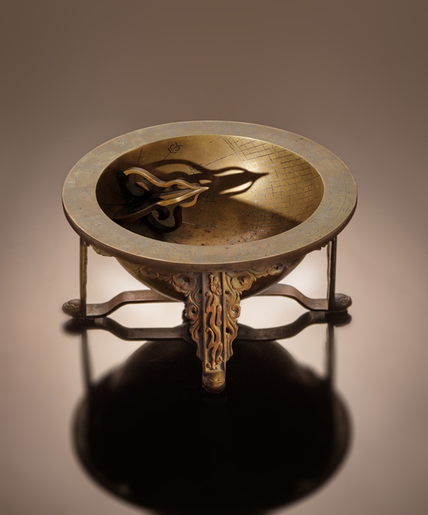 백성을 굽어 살피는 애민 정신을 담아 만들어진 해시계인 '앙부일구'는 세종때 처음 만들어졌다. 문화재청은 미국에서 환수된 '앙부일구'를 내달 20일까지 국립고궁박물관에서 전시한다. / 문화재청