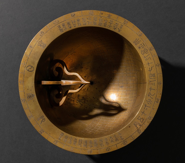 주조법이 정밀하고 은입사 기법이 섬세한 '앙부일구' 지평환(地平環)에는 한양의 위도 ‘북극고 37도 39분 15초(北極高三十七度三十九分一十五秒)’가 새겨져 있다. 이는 1713년(숙종 39년) 이후 제작되었음을 의미한다. / 문화재청