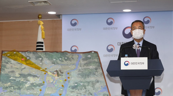 김해신공항 추진이 사실상 백지화되면서 정치권이 격랑을 일으키고 있다. 17일 오후 정부서울청사에서 김해신공항 검증 결과를 발표하고 있는 김수삼 김해신공항 검증위원장. /연합뉴스