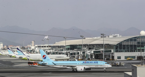 빅근혜 정부가 영남권 신공항 건설을 다시 추진하면서 객관성 담보를 위해 프랑스 파리공항공단엔지니어링에 연구 용역을 맡겼다. 그 결과 김해공항 확장안이 최적이라는 결론이 났지만 문 정부에 의해 사실상 백지화됐다. 17일 김해국제공항 계류장에 항공기들이 서 있다. /연합뉴스