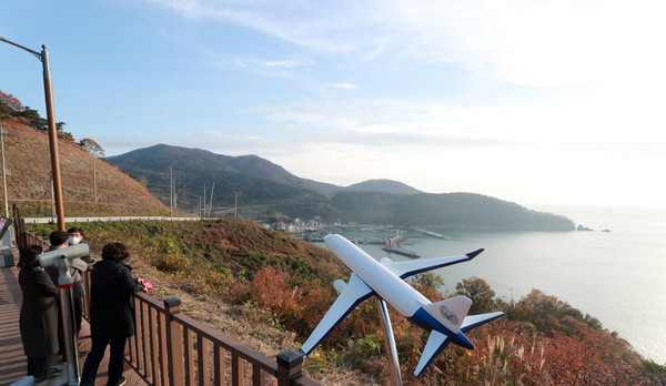 김해신공항 추진이 사실상 백지화되면서 가덕도가 유력한 신공항 후보지로 떠오르고 있다. 부산 강서구 가덕도동 대항항 전망대에 항공기 모형이 설치 돼 있다. /연합뉴스