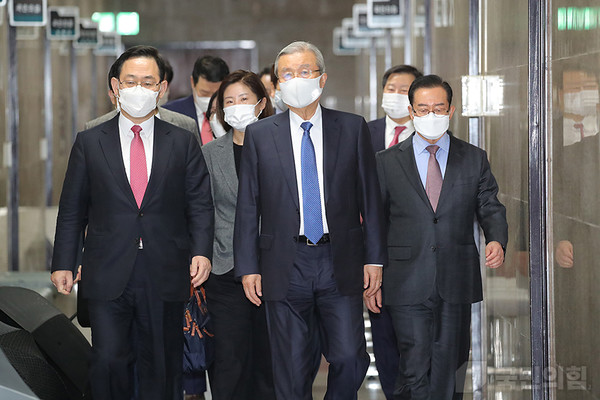 19일 오전 서울 여의도 국회 회의실에서 열린 김종인 비상대책위원장(앞줄 가운데) 주재의 비상대책위원회의에 참석하기 위해 김 위원장이 위원들과 함께 회의실로 이동하고 있다. /사진=국민의힘