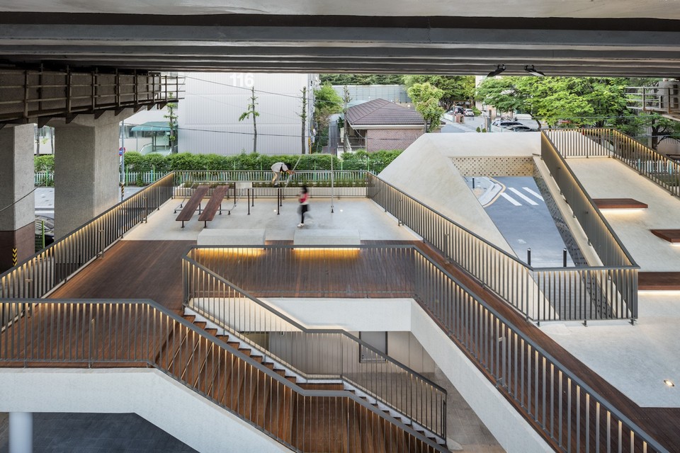 서울 동대문구 이문 고가 하부공간은 문화 이벤트와 휴식, 운동을 위한 공간인 '루프 스퀘어'로 변신했다. / 사진=HGA 건축디자인연구소