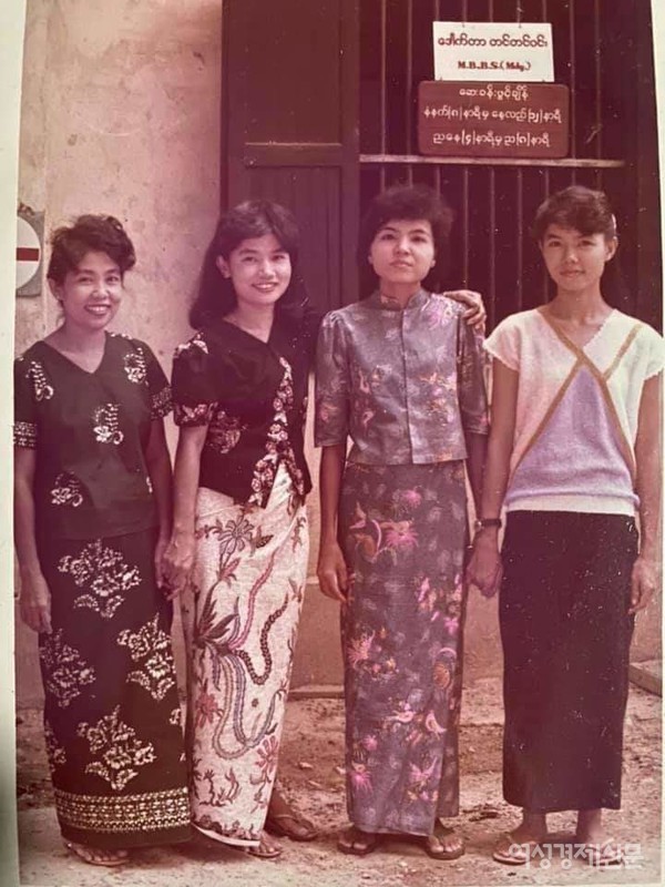 젊은 시절 자매들과 함께. 왼쪽 두번째가 쥬. 셋째 딸이다. 초등학교 4학년 때 어머니가 사준 소설을 읽고 작가의 꿈을 꾸기 시작했다.