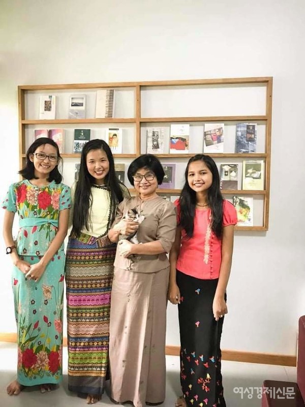 작가 쥬에겐 많은 여성팬들이 있다. 강연도 하고 팬사인회도 한다. 의사로서 인도주의 차원의 사업도 해나가고 있다.