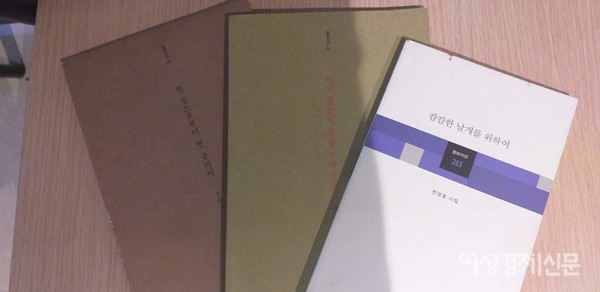 쥬의 소설들과 전 시인의 시집들. 전성호 시인은 그간 3권의 시집을 창비, 실천문학에서 출간했다. 올해 12월 한인회장을 퇴임하면 그간 미뤄둔 작업들을 하겠다고 한다.