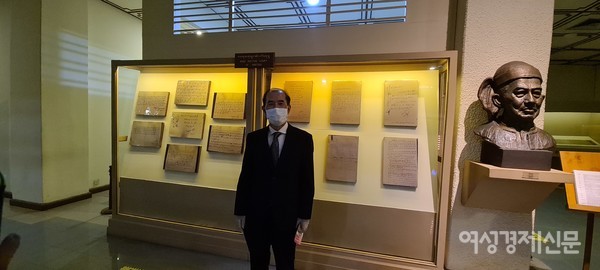 양곤 국립박물관에서. 역사적 인물, 작가들의 직접 쓴 필체를 보관하는 전시관이 있다.