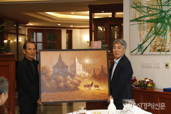 한인회는 한국대사관과 협력하여 미얀마의 문화예술을 지원하는 사업을 꾸준히 해왔다.