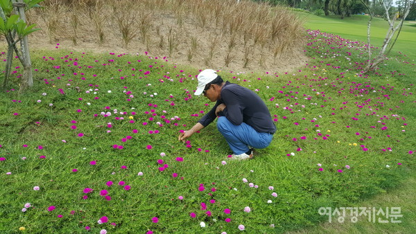 전성호 시인은 꽃과 숲의 나라에서 20년째 살며 남다른 사랑으로 시를 써왔다.