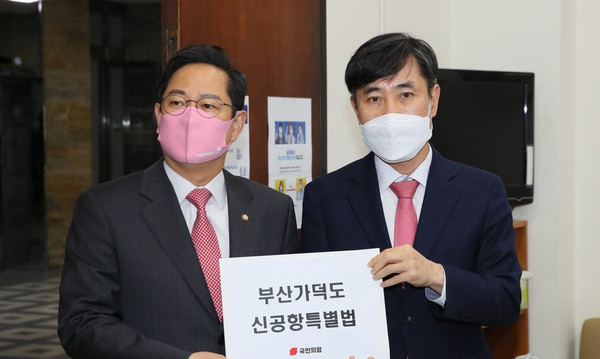 국민의힘 하태경(오른쪽), 박수영 의원이 20일 국회 의안과에 국민의힘 부산지역 국회의원 15인이 공동발의한 '부산가덕도신공항 특별법'을 제출하고 있다. 이번 특별법 제출은 당 지도부와 상의가 없었던 것으로 알려져 국민의힘이 가덕도 신공항 추진이라는 여당의 덫에 빠진 것이라는 분석을 낳고 있다. /연합뉴스