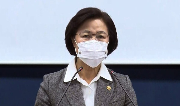 추미애 법무부 장관의 사상 초유 검찰총장 직무배제 조치는 문재인 대통령의 퇴임 이후 안전판 확보가 목적이라는 분석이 정치권에서 흘러나오고 있다. 추 장관이 24일 오후 서울 서초구 서울고등검찰청 기자실에서 윤석열 검찰총장 감찰 결과와 관련해 징계 청구 및 직무 배제의 이유를 설명하고 있다. /연합뉴스